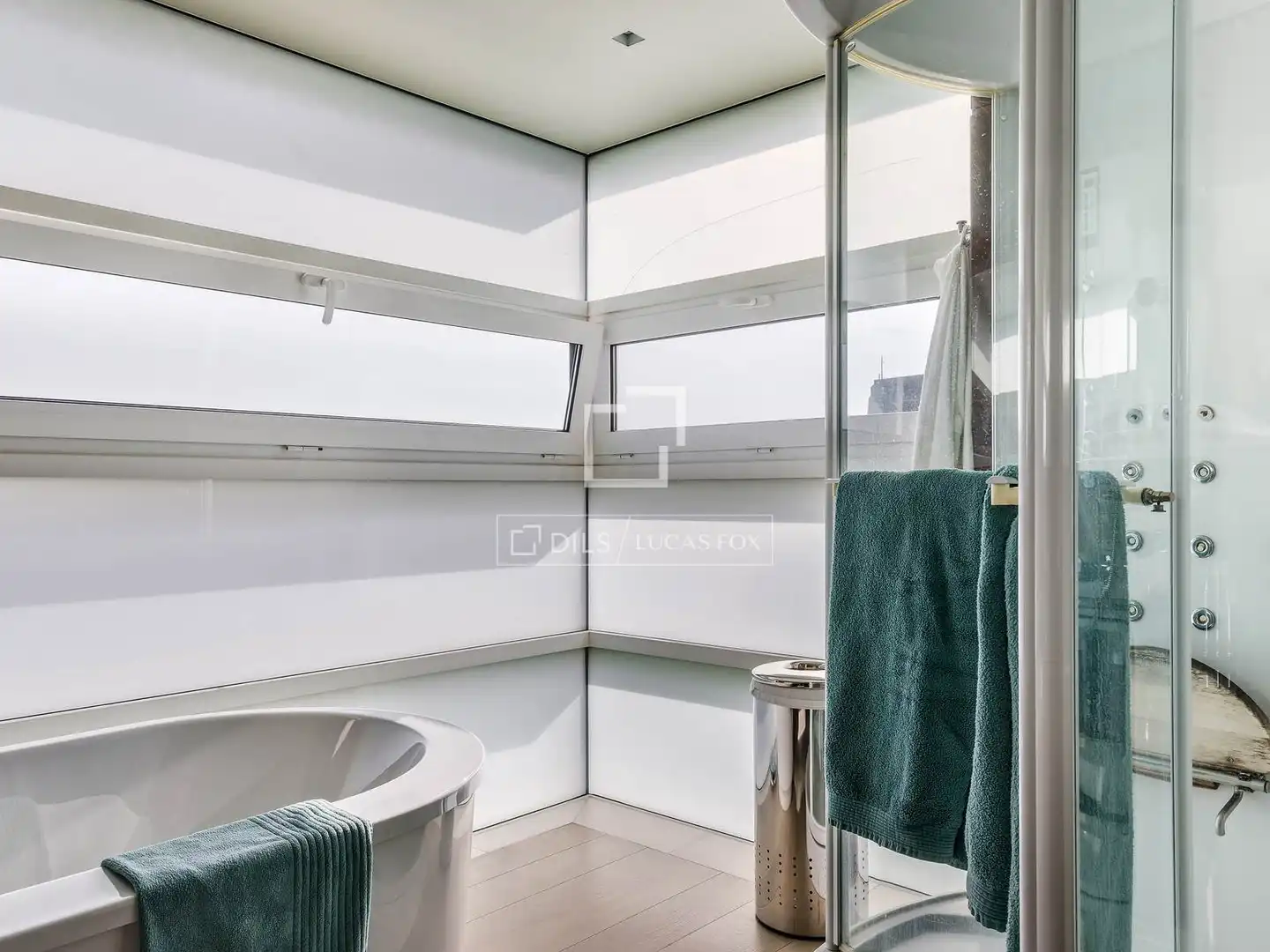 Bany de Casa o xalet en venda en Barcelona amb Aire condicionat, Calefacció i Jardí privat