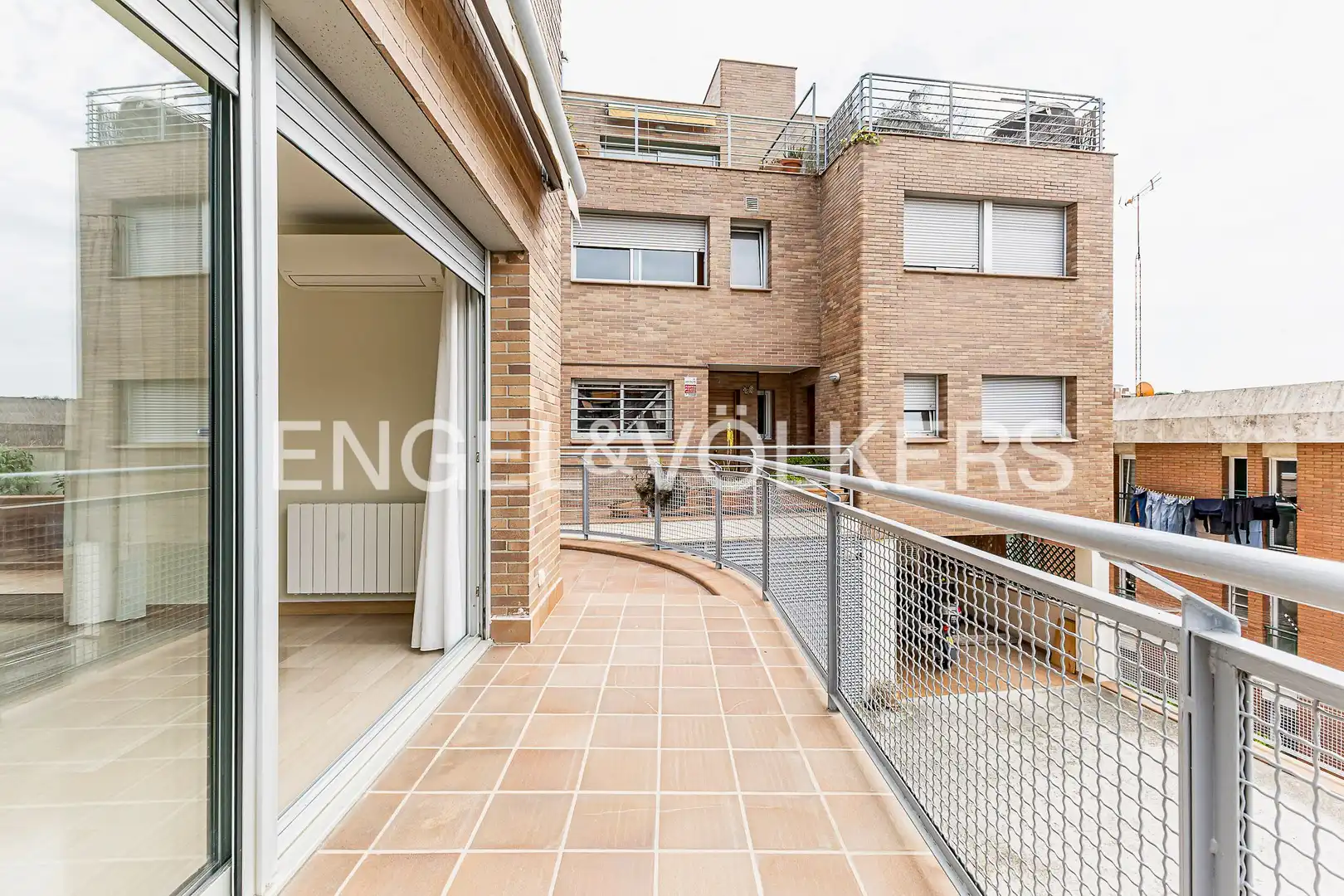 Terrasse von Einfamilien-Reihenhaus zum Verkauf in Barcelona mit Heizung