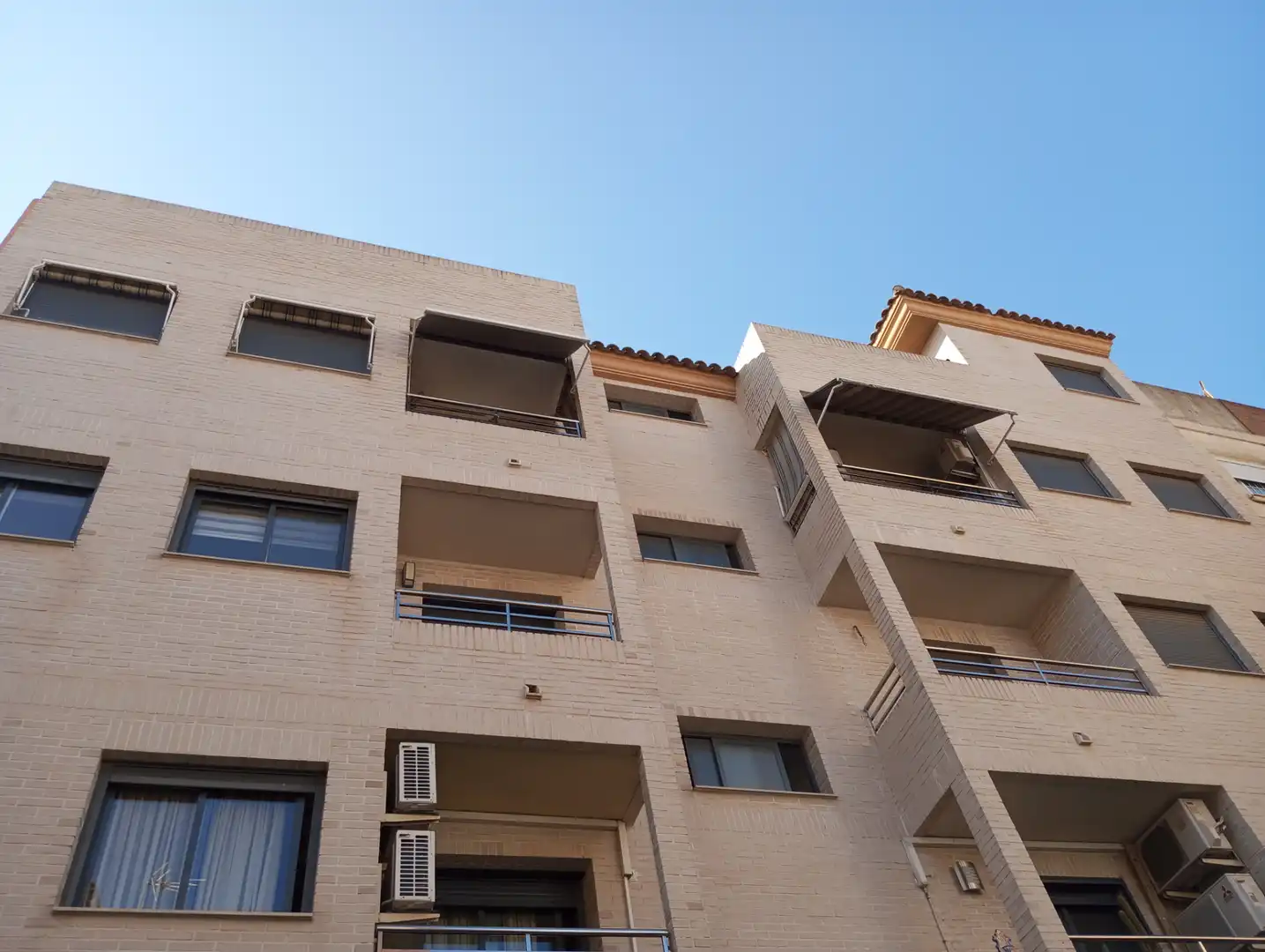 Vista exterior de Àtic en venda en Burjassot amb Aire condicionat, Terrassa i Traster