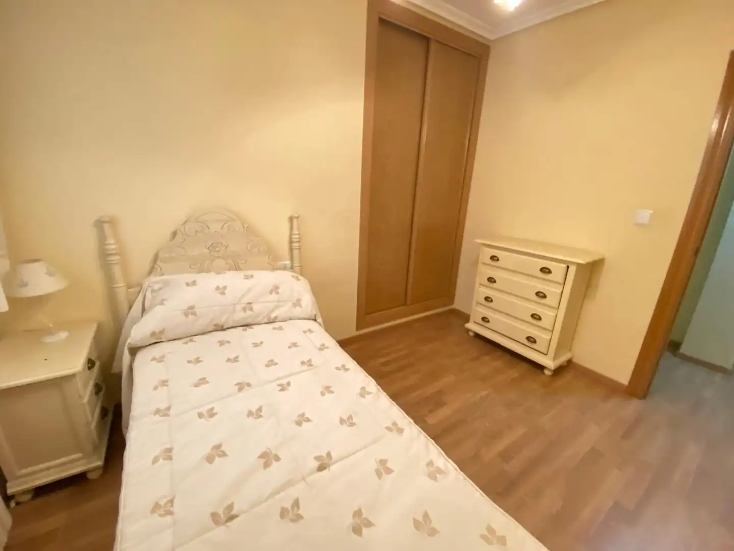 Habitación de Apartamento de alquiler en Albacete con Calefacción, Parquet y Amueblado