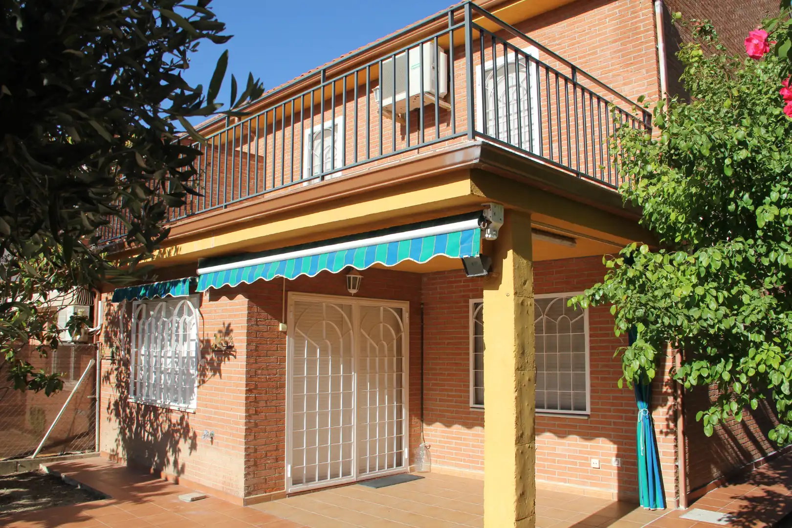 Außenansicht von Haus oder Chalet zum Verkauf in Villalbilla mit Klimaanlage, Heizung und Privatgarten