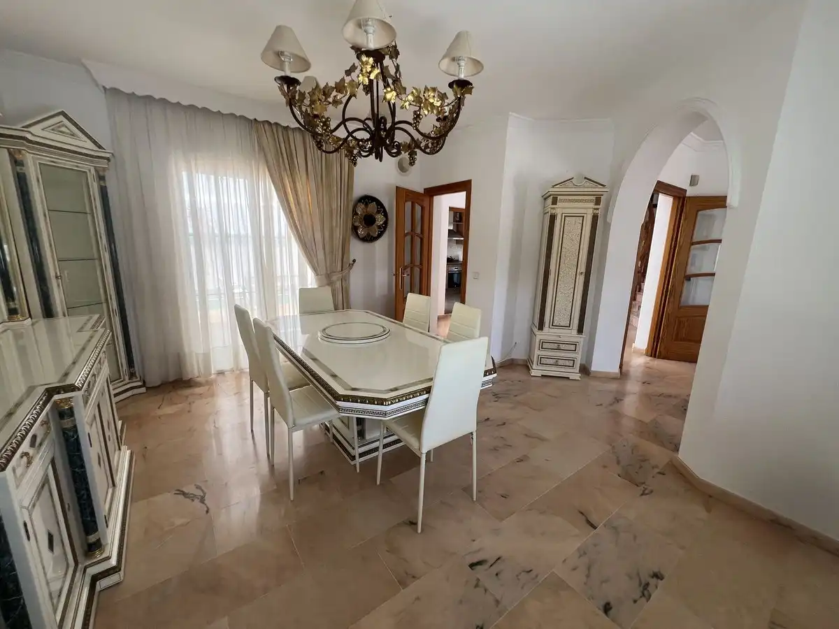 Menjador de Casa adosada en venda en Marbella amb Terrassa i Alarma
