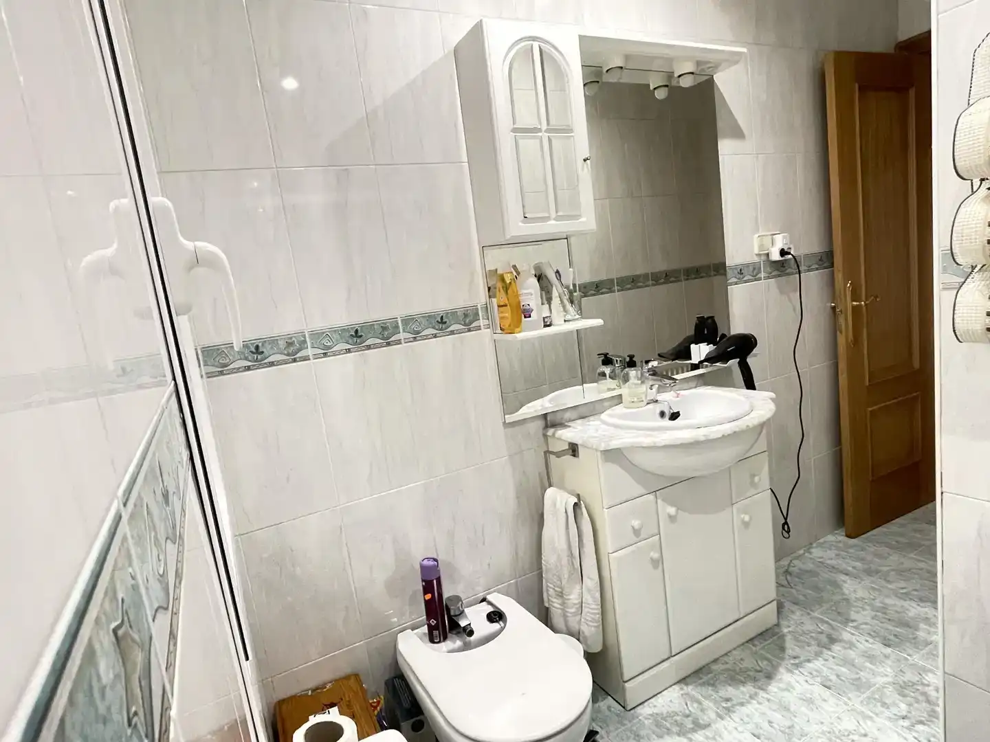 Bathroom of Flat for share in  Logroño  with Air Conditioner, Parquet flooring and Furnished