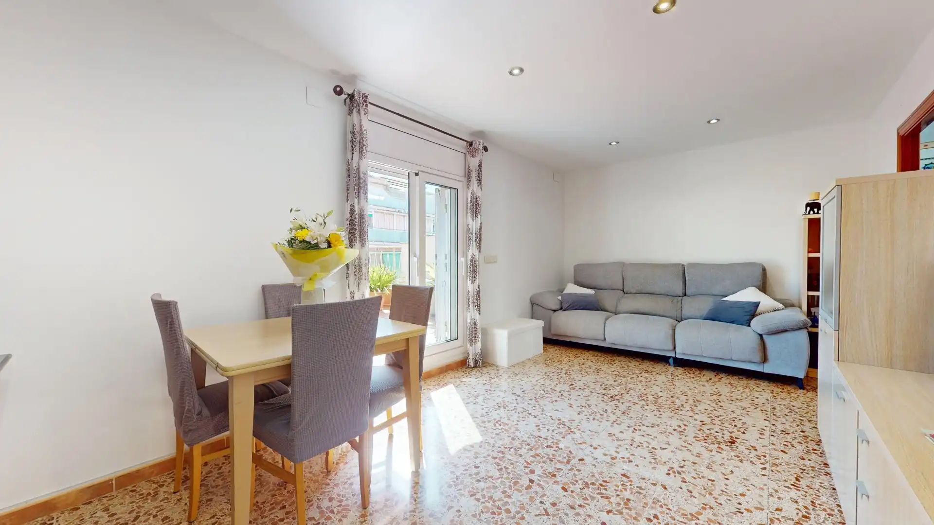 Sala d'estar de Àtic en venda en L'Hospitalet de Llobregat amb Aire condicionat, Terrassa i Traster