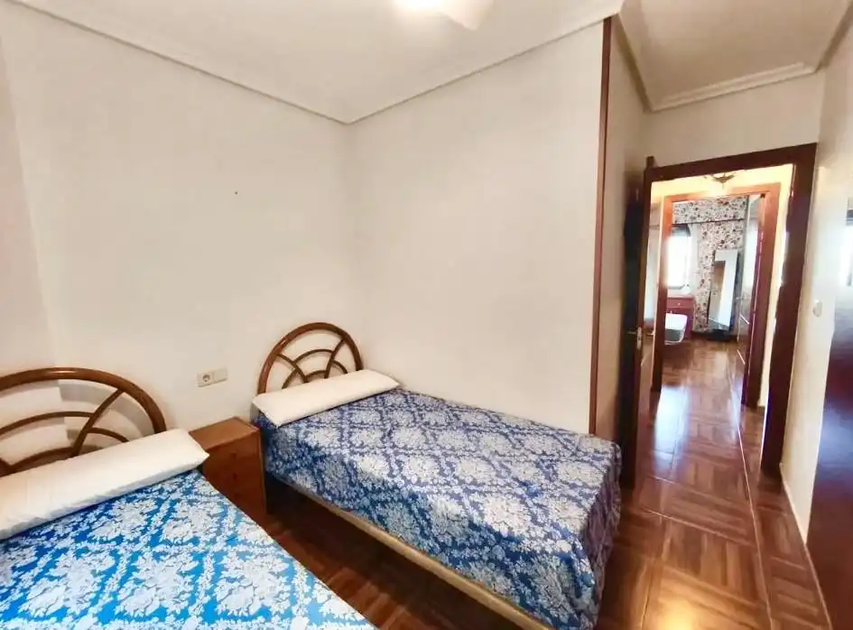 Dormitori de Casa adosada de lloguer en Torrevieja amb Aire condicionat, Terrassa i Piscina