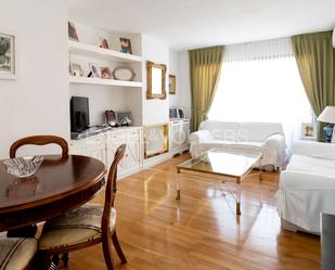 Sala d'estar de Apartament en venda en  Madrid Capital amb Aire condicionat i Balcó