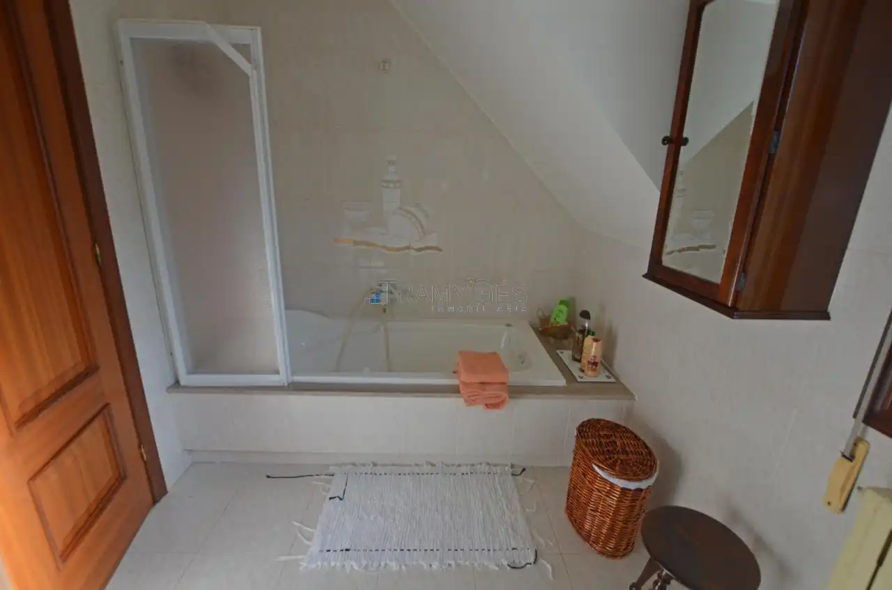 Bany de Casa o xalet en venda en Redondela amb Calefacció, Jardí privat i Terrassa