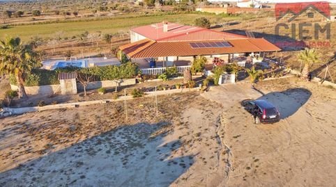 CASA DE CAMPO  , CON PISCINA, NAVE  , TERRENO CON CHARCA MURADO EN SU PERIMETRO ,ACCESO DESDE PISTA ASFALTADA,