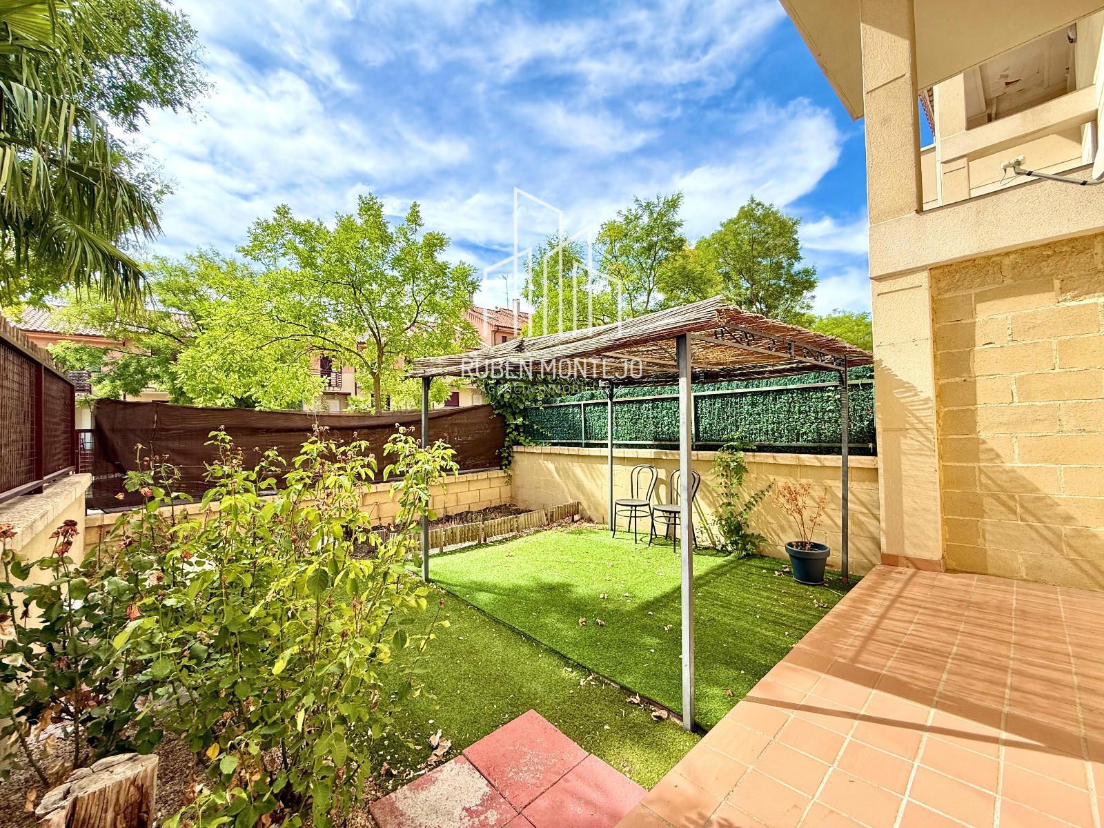 Jardí de Casa adosada en venda en Salamanca Capital amb Calefacció, Jardí privat i Piscina