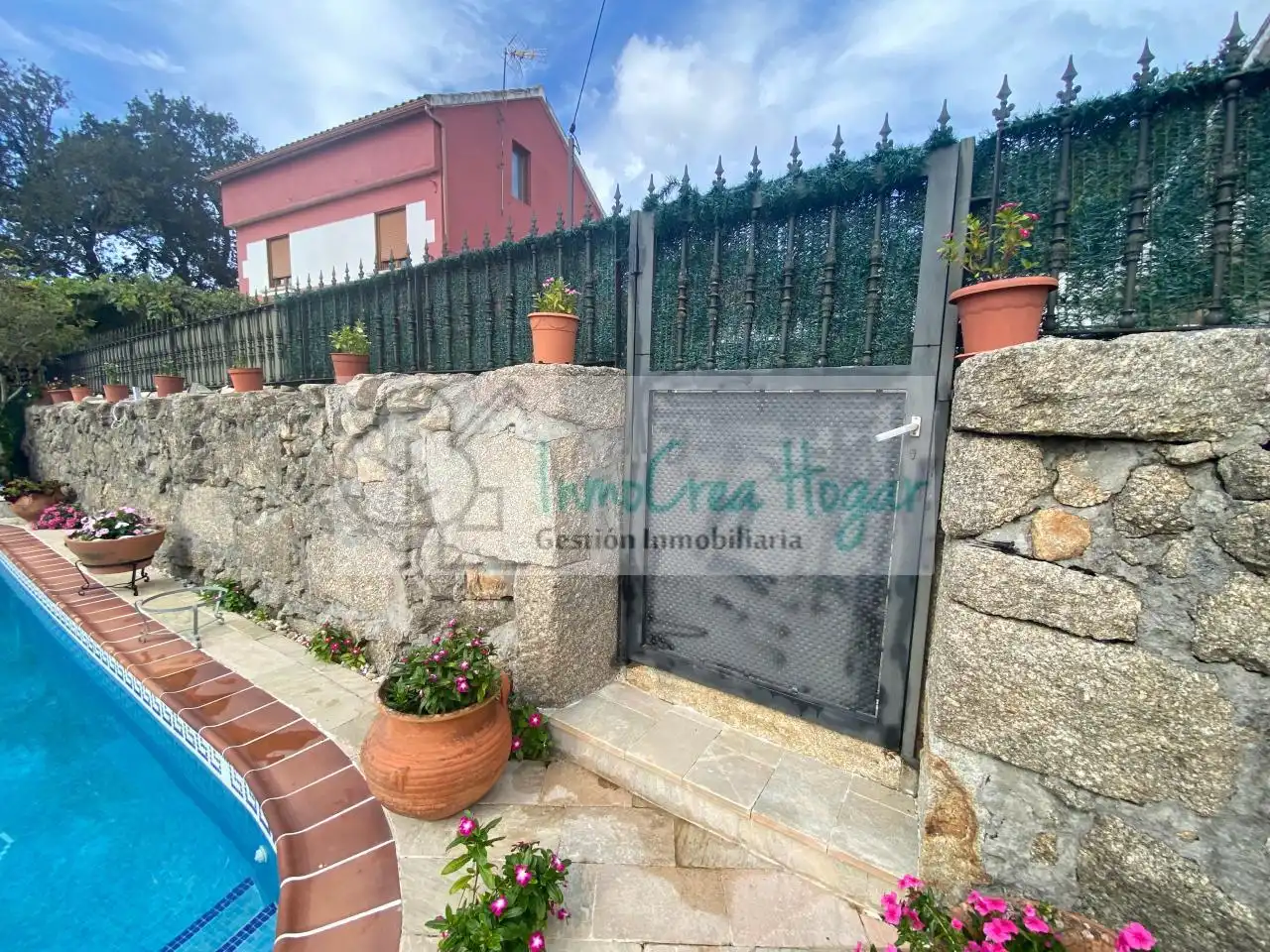 Vista exterior de Casa o xalet en venda en Vigo  amb Calefacció, Jardí privat i Terrassa