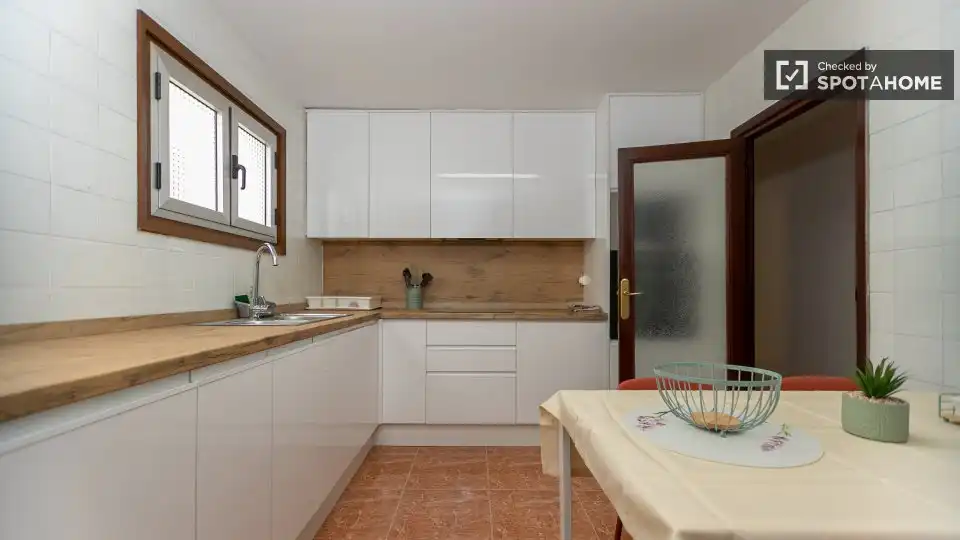 Cuina de Pis de lloguer en Valencia amb Aire condicionat, Calefacció i Moblat