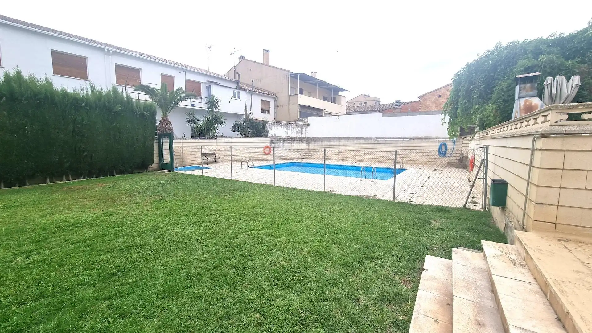 Schwimmbecken von Einfamilien-Reihenhaus zum Verkauf in Villanueva de Gállego mit Terrasse