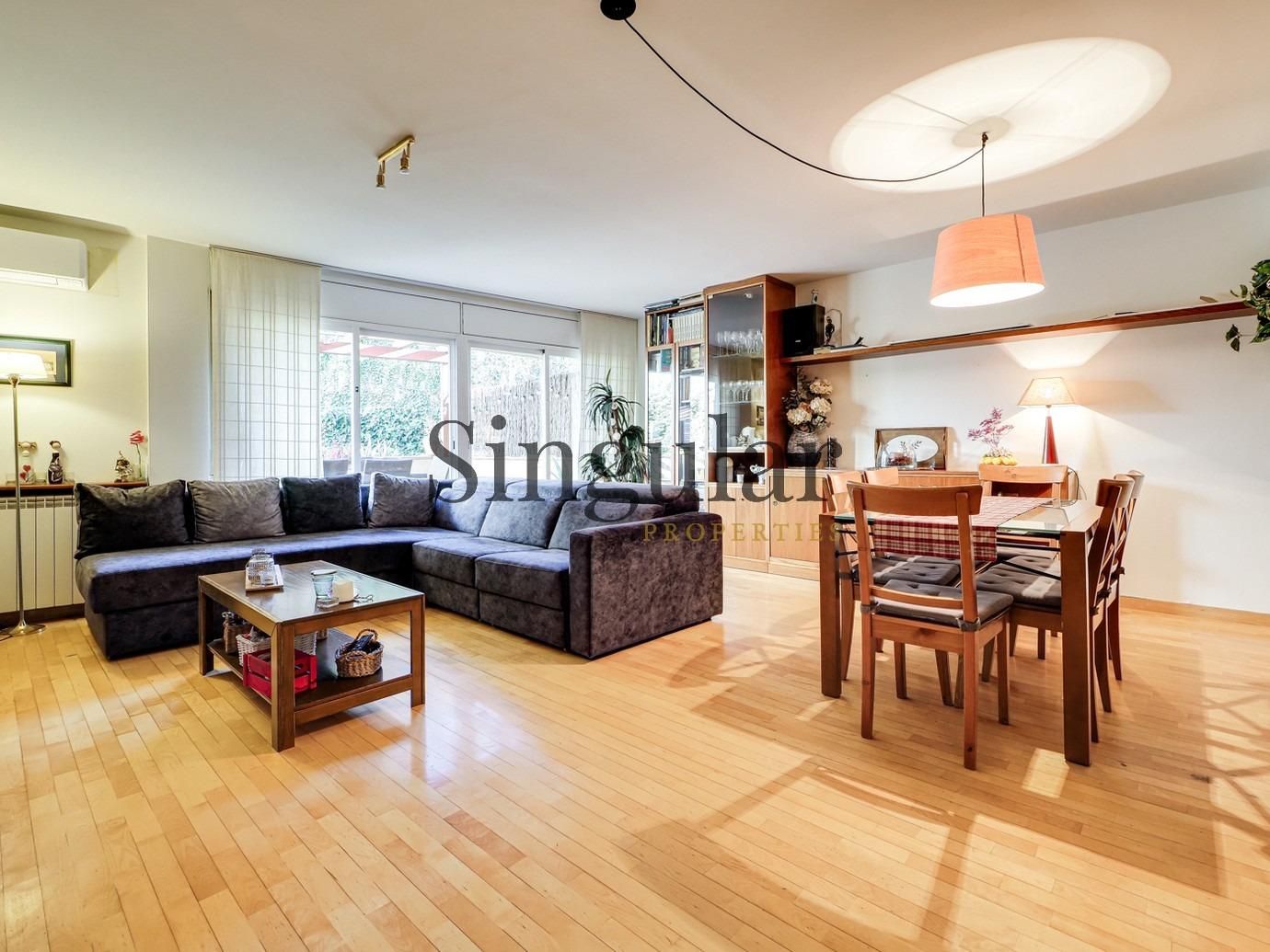 Living room of Flat for sale in Terrassa  with Air Conditioner, Heating and Parquet flooring