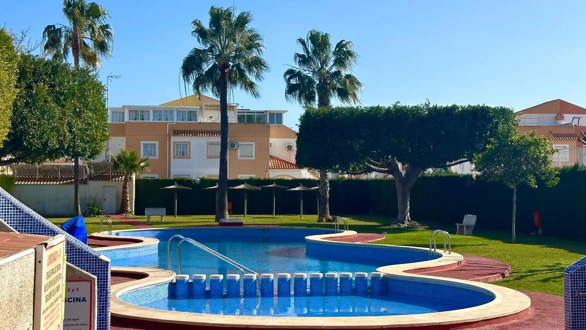 Swimming pool of Houses for sale in Torrevieja  with Air Conditioner, Heating and Terrace
