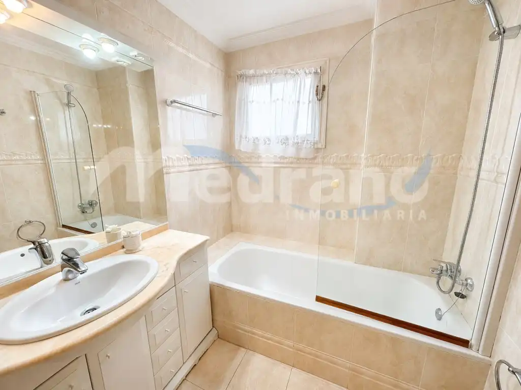 Bathroom of Flat for sale in Benidorm  with Air Conditioner, Private garden and Swimming Pool