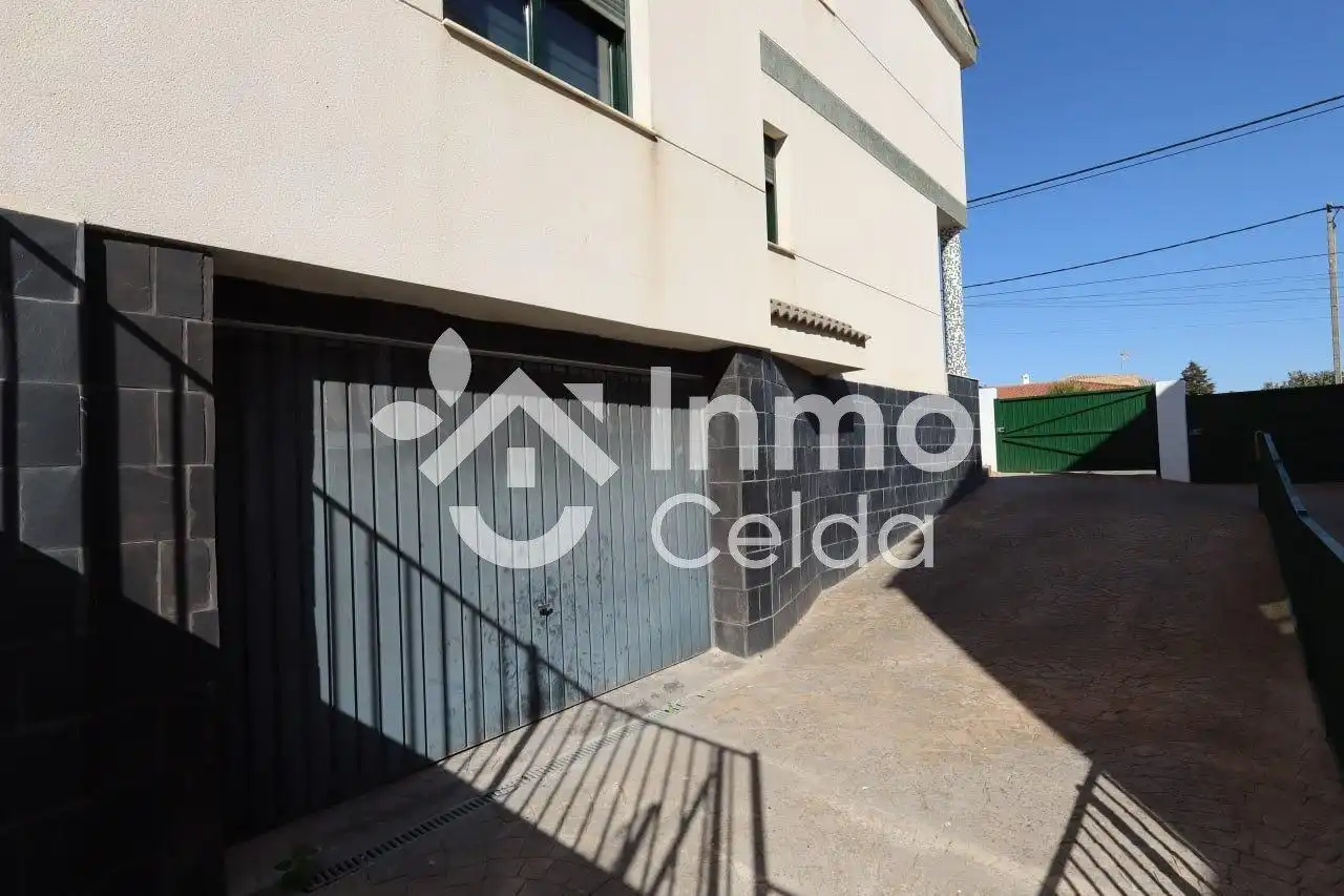 Parking de Casa adosada en venta en Chiva con Aire acondicionado, Calefacción y Terraza