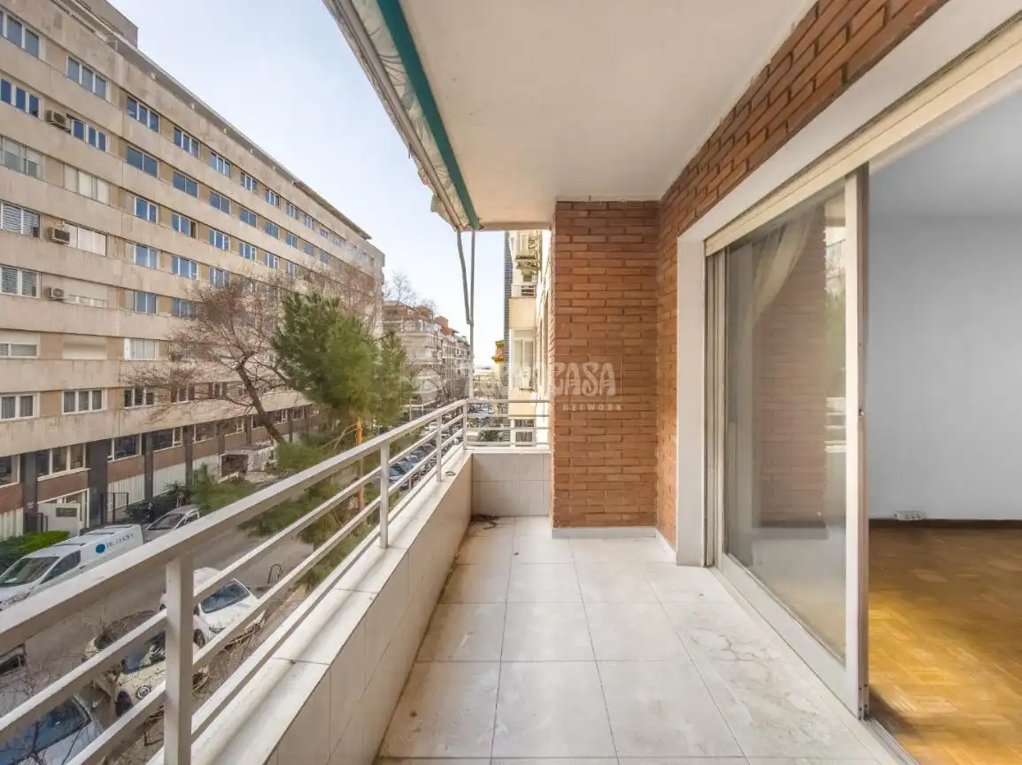 Vista exterior de Piso en venta en Madrid con Calefacción, Parquet y Terraza