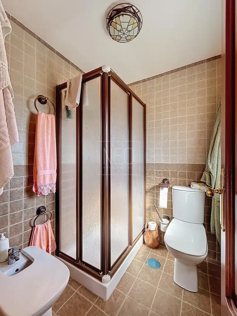 Bany de Casa o xalet en venda en Motril amb Aire condicionat, Jardí privat i Terrassa