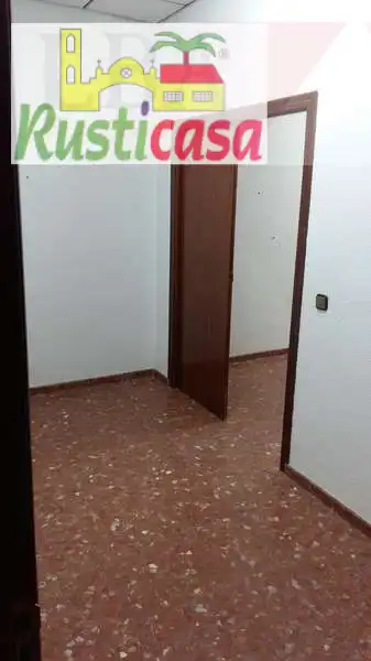 Dormitori de Local en venda en Bailén