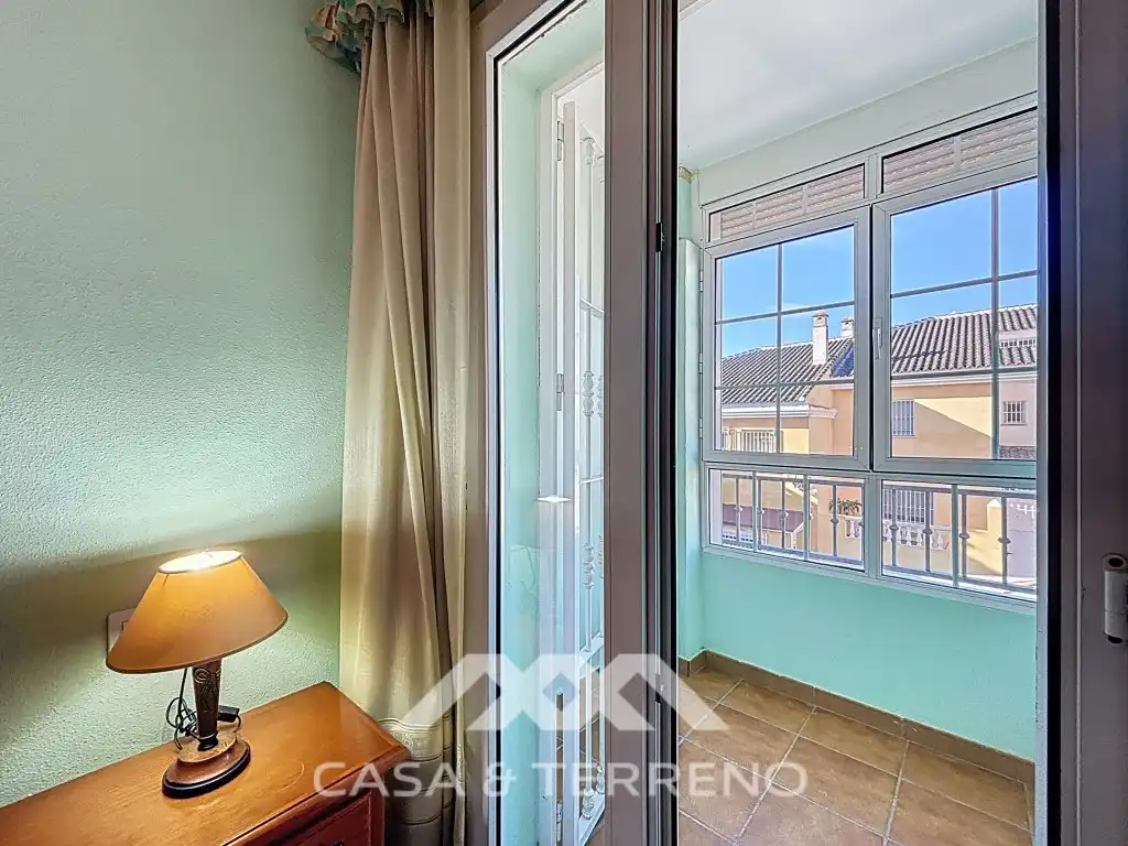 Dormitori de Casa adosada en venda en Vélez-Málaga amb Aire condicionat, Piscina i Microones