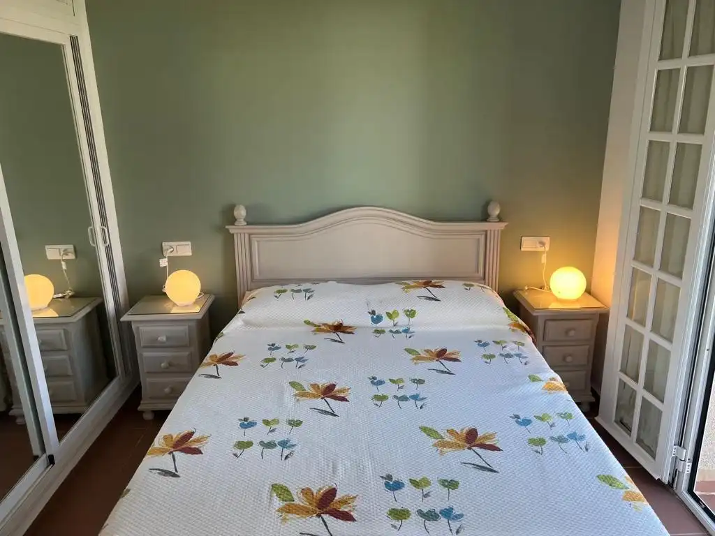 Habitación de Apartamento de alquiler en Rota con Jardín privado, Terraza y Amueblado
