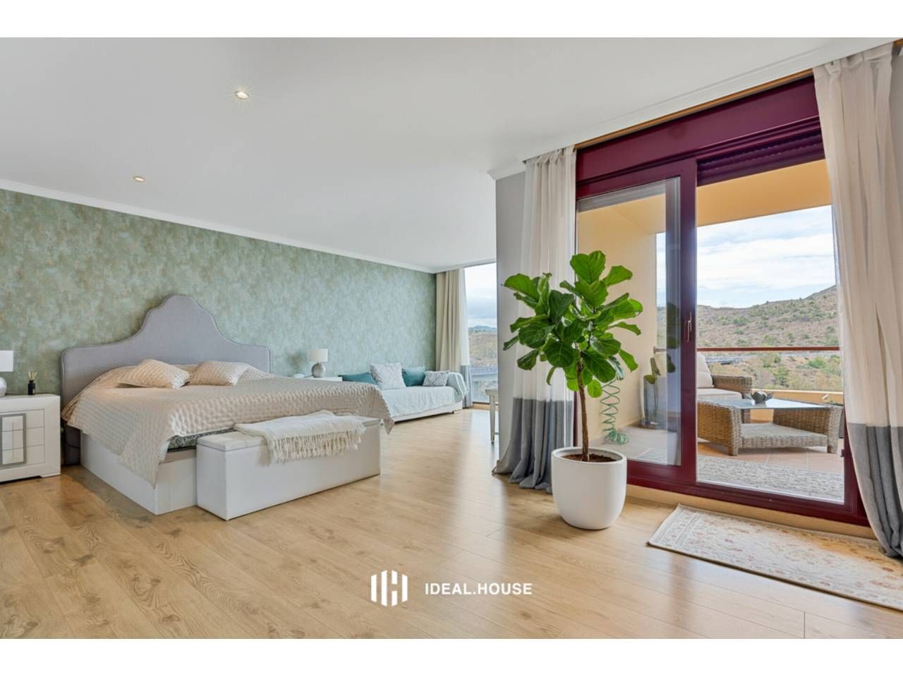 Bedroom of Flat for sale in Benahavís  with Air Conditioner, Terrace and Storage room