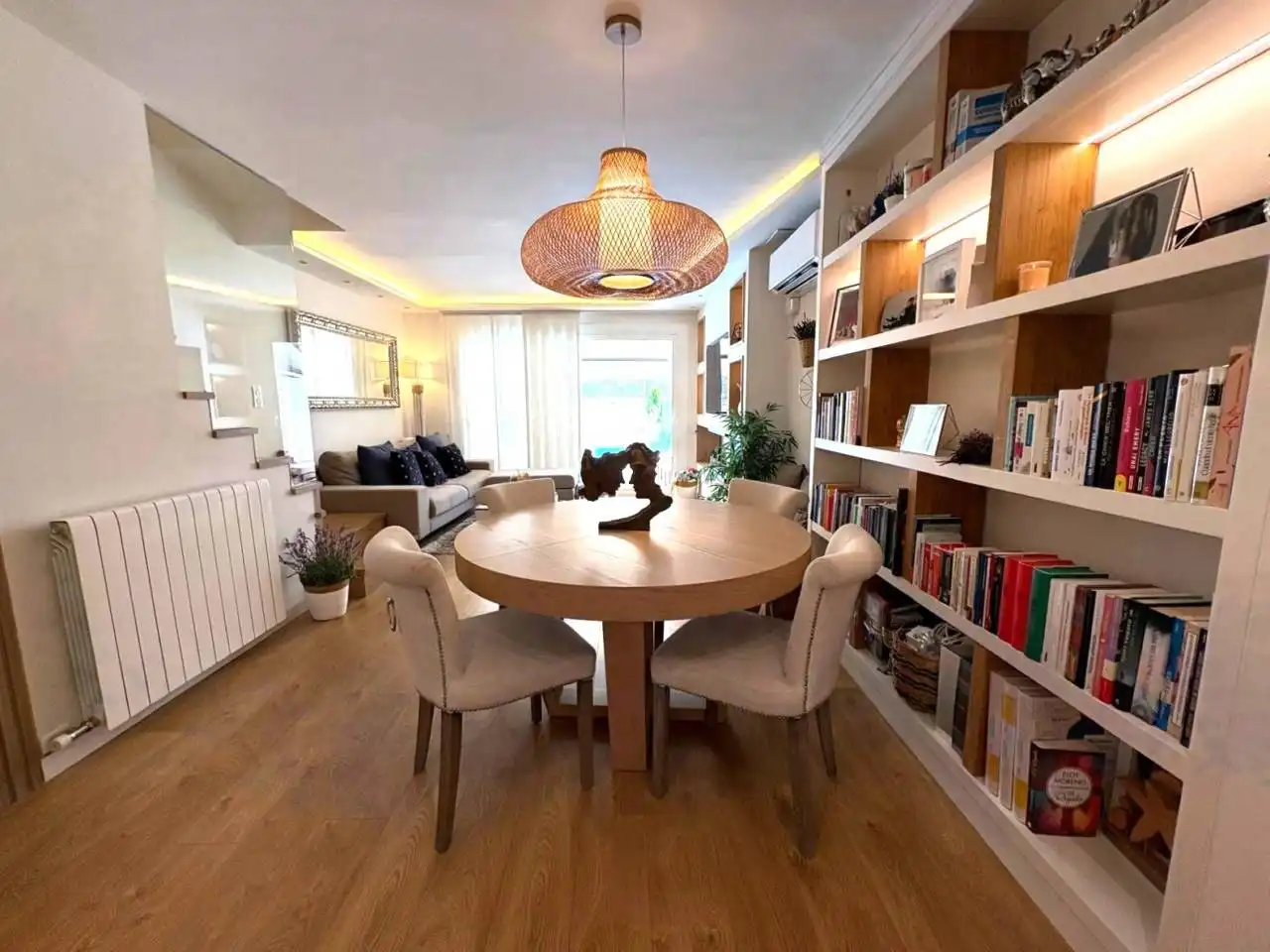 Comedor de Casa adosada en venta en Sant Cugat del Vallès con Aire acondicionado, Calefacción y Parquet