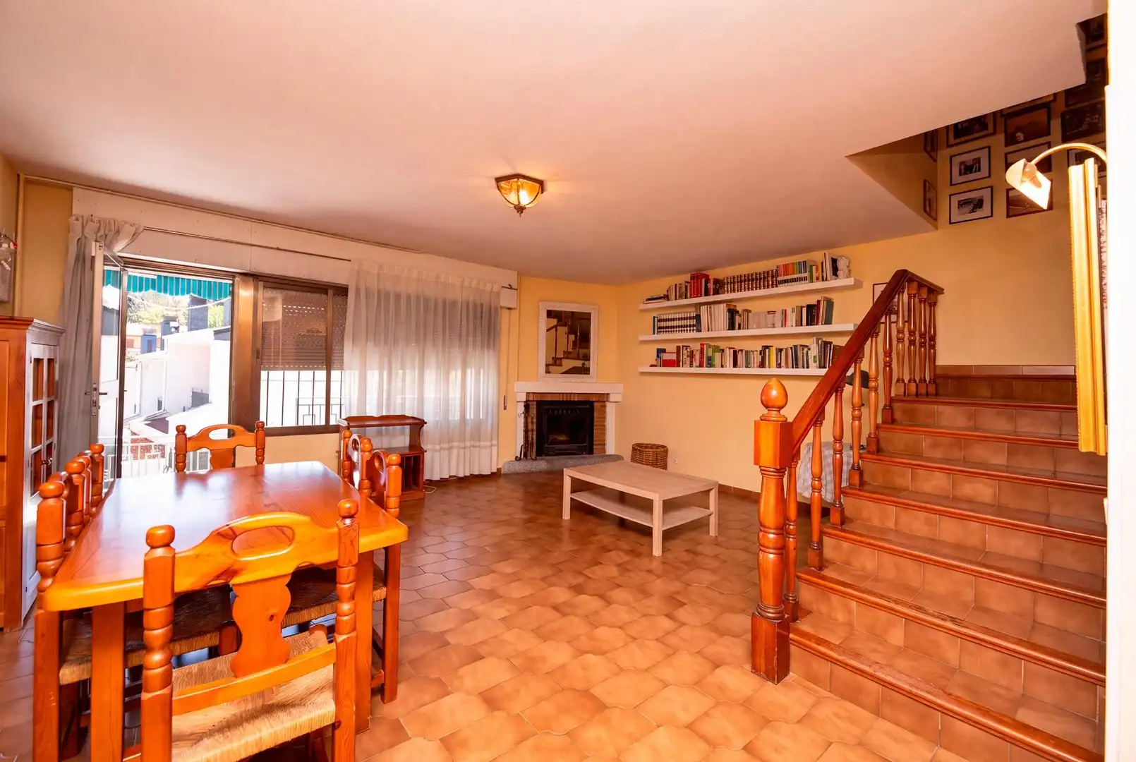 Sala d'estar de Casa adosada en venda en Torrelodones amb Calefacció i Alarma