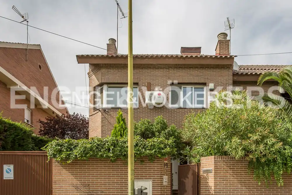 Vista exterior de Casa adosada de alquiler en Madrid con Aire acondicionado, Calefacción y Jardín privado