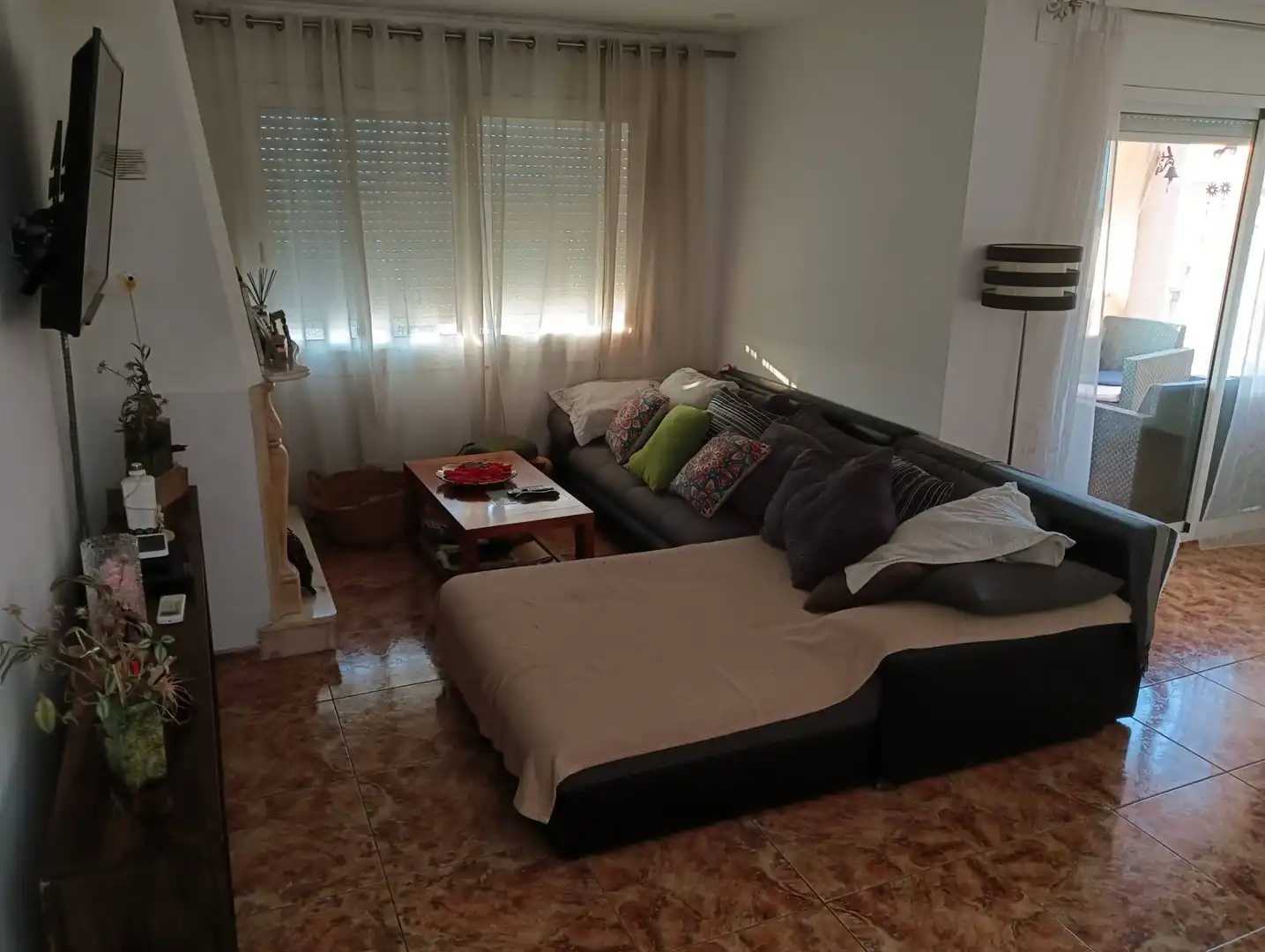 Sala de estar de Casa adosada en venta en Vilanova i la Geltrú con Aire acondicionado, Calefacción y Jardín privado