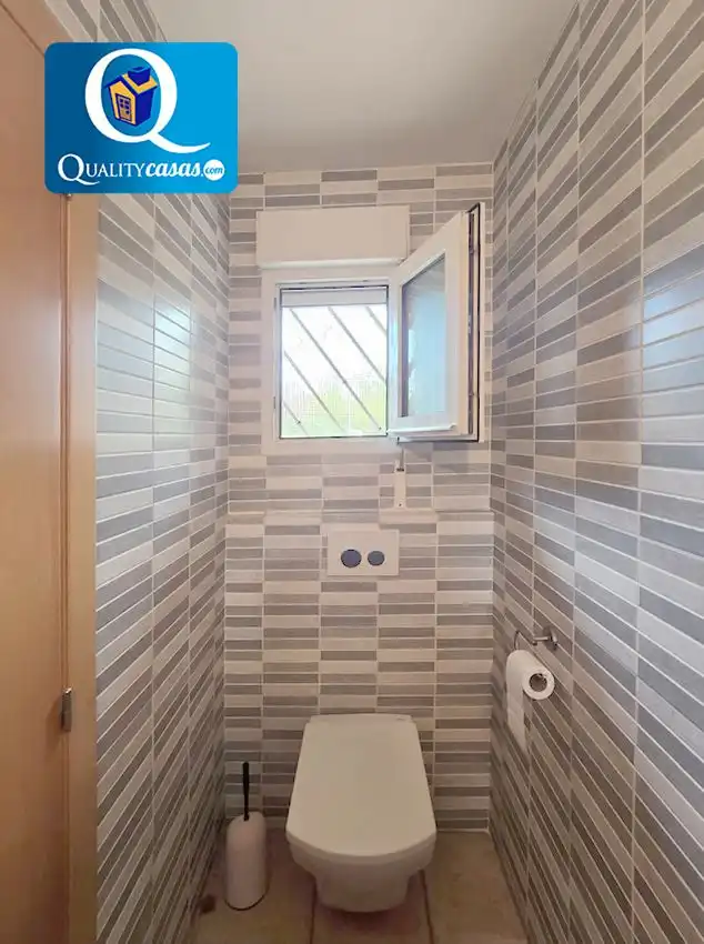 Bany de Casa o xalet en venda en Alicante / Alacant amb Aire condicionat, Terrassa i Piscina comunitària