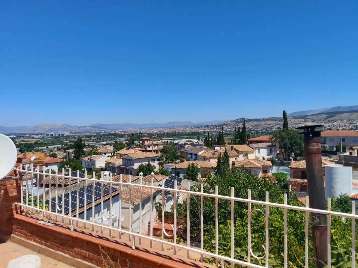 Vista exterior de Casa o xalet en venda en La Zubia amb Aire condicionat, Calefacció i Jardí privat