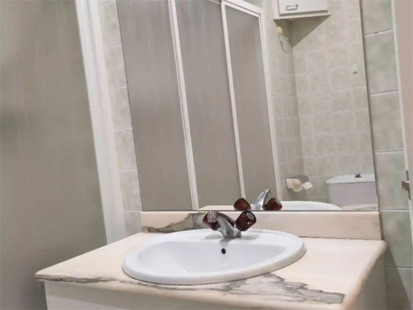 Baño de Piso de alquiler en Pontedeume con Parquet y Amueblado