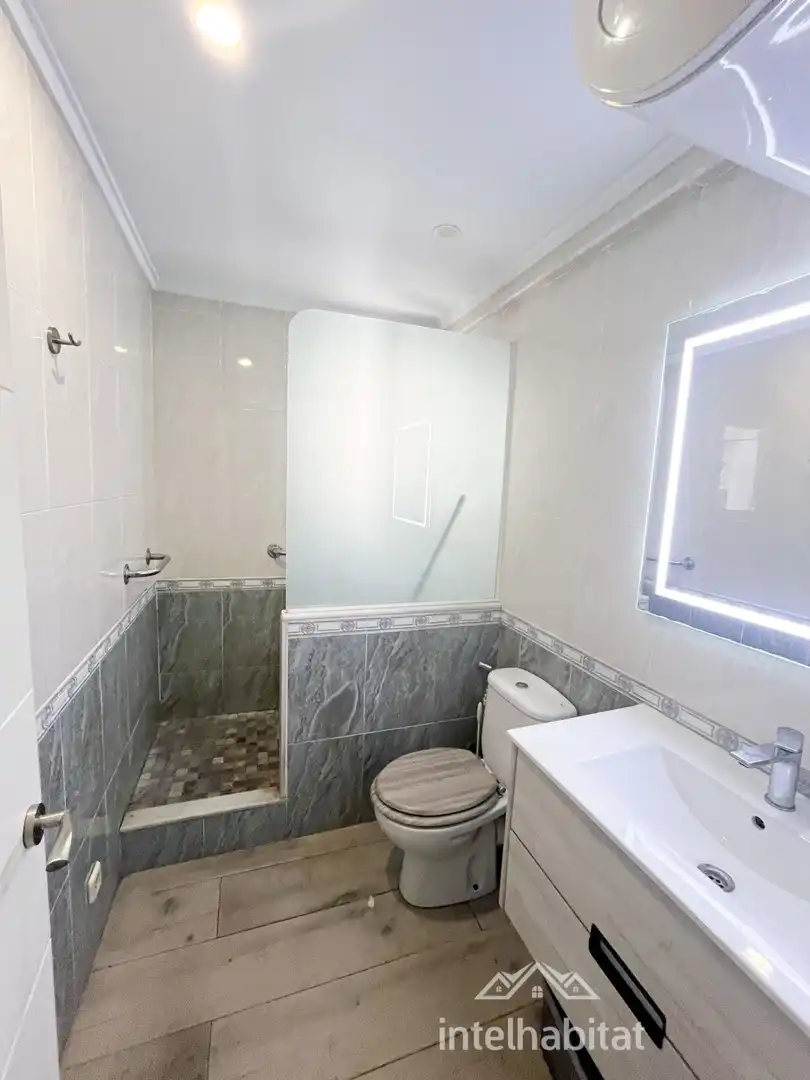 Baño de Piso en venta en Valencia con Aire acondicionado, Terraza y Amueblado