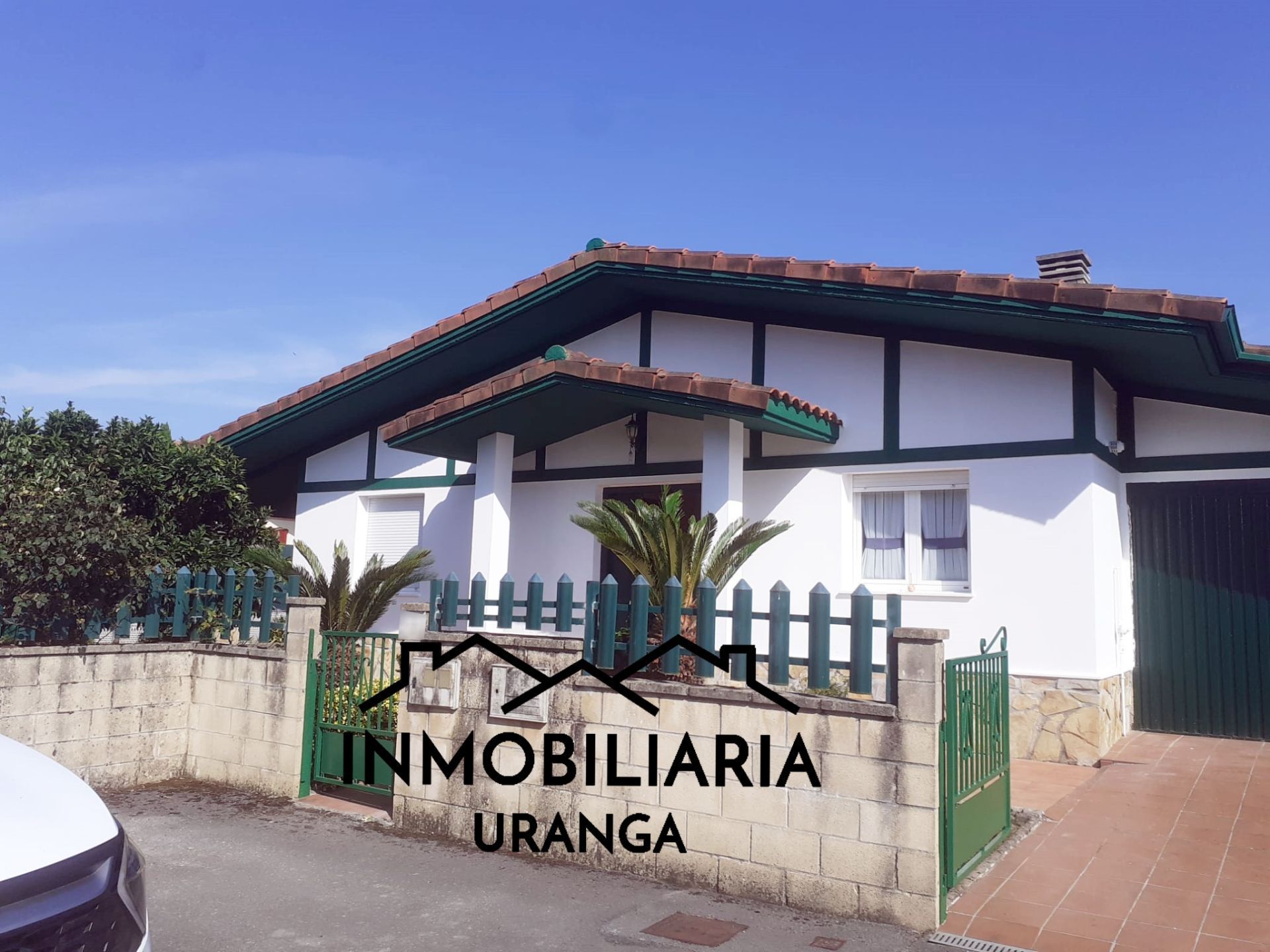 Vista exterior de Casa o xalet en venda en Argoños  amb Calefacció, Jardí privat i Piscina comunitària