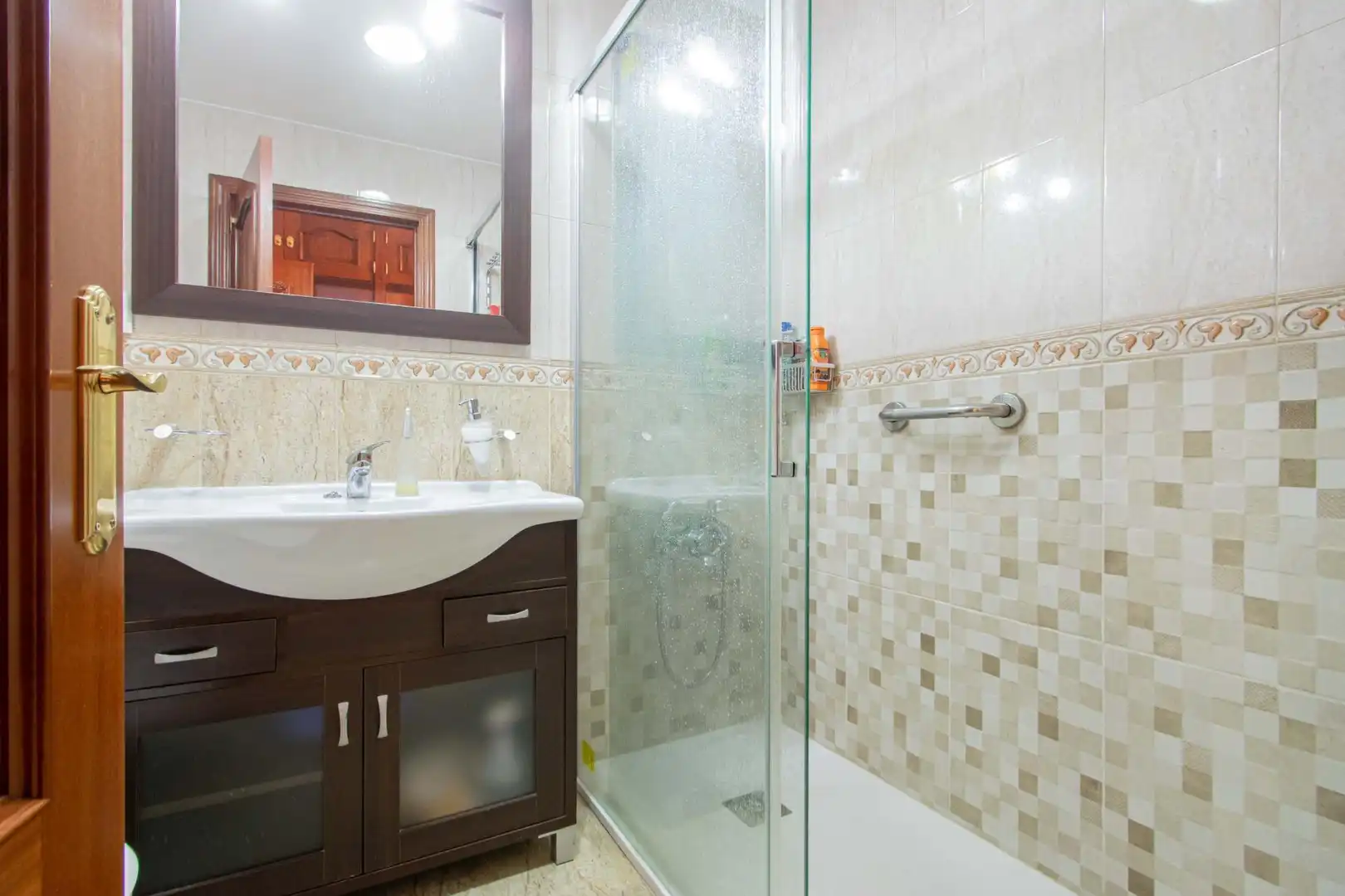 Bathroom of Flat for sale in Sevilla  with Air Conditioner, Heating and Terrace