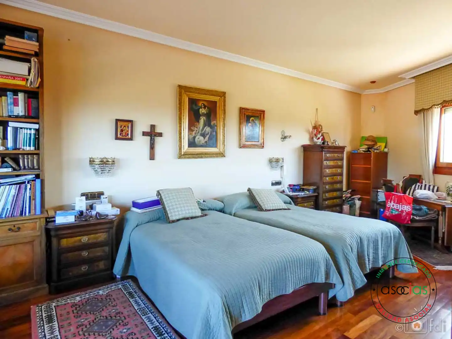 Dormitori de Casa o xalet en venda en Oviedo  amb Calefacció, Jardí privat i Parquet