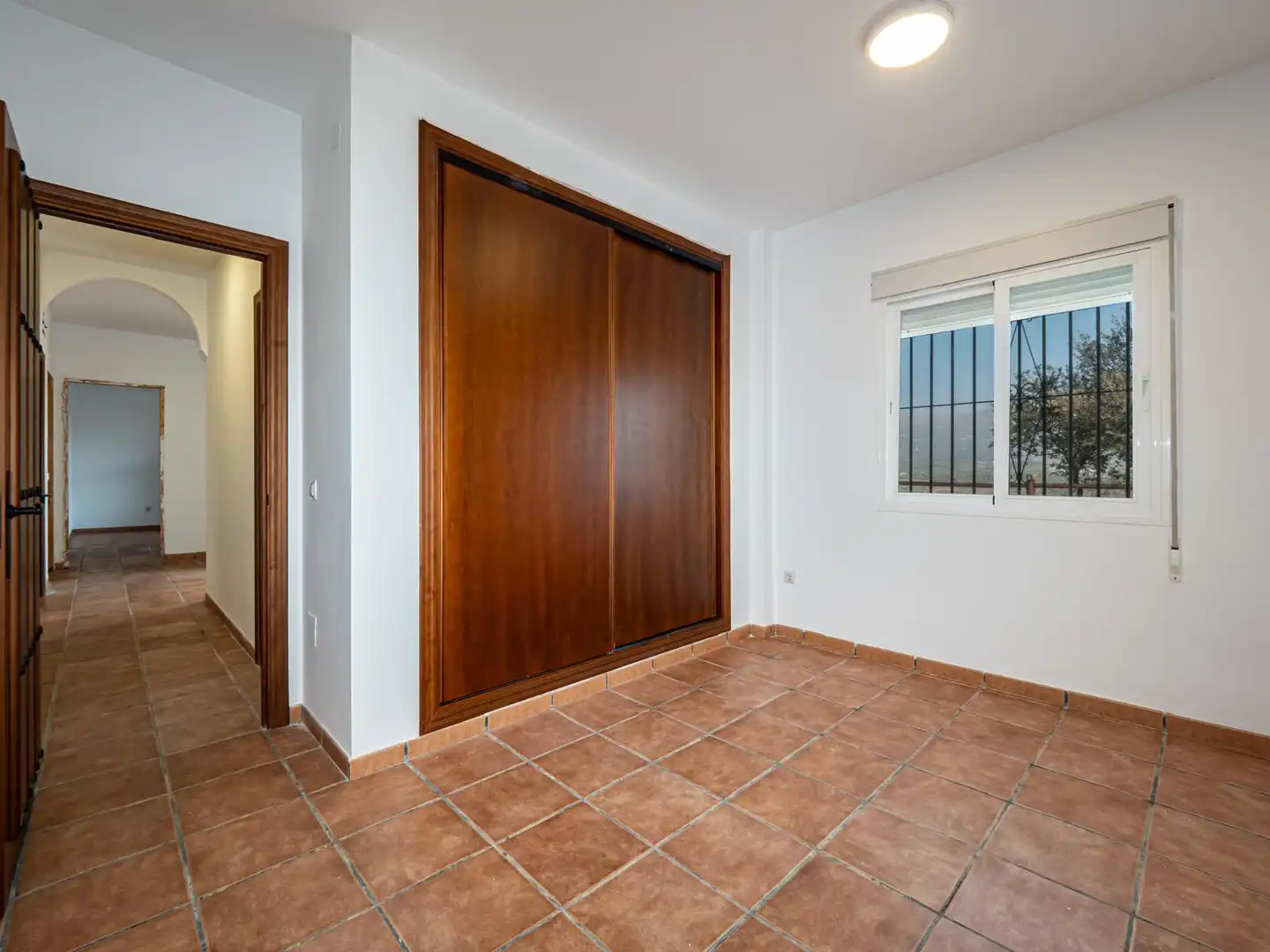 Habitación de Finca rústica en venta en Viñuela con Terraza, Piscina y Alarma