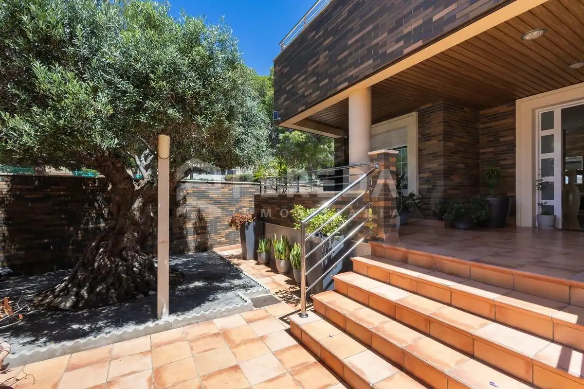 Vista exterior de Casa o chalet en venta en Roquetas de Mar con Aire acondicionado, Jardín privado y Piscina