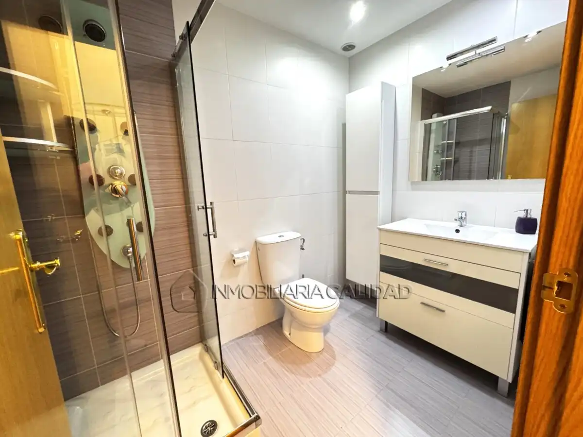 Baño de Piso en venta en Burgos con Calefacción, Terraza y Trastero