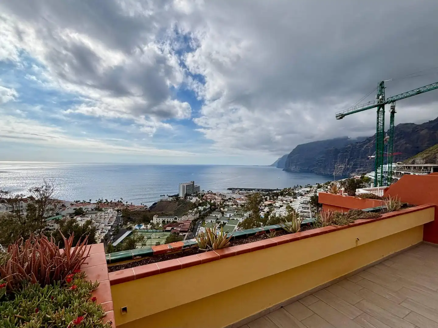 Vista exterior de Apartament de lloguer en Santiago del Teide amb Terrassa, Moblat i Balcó