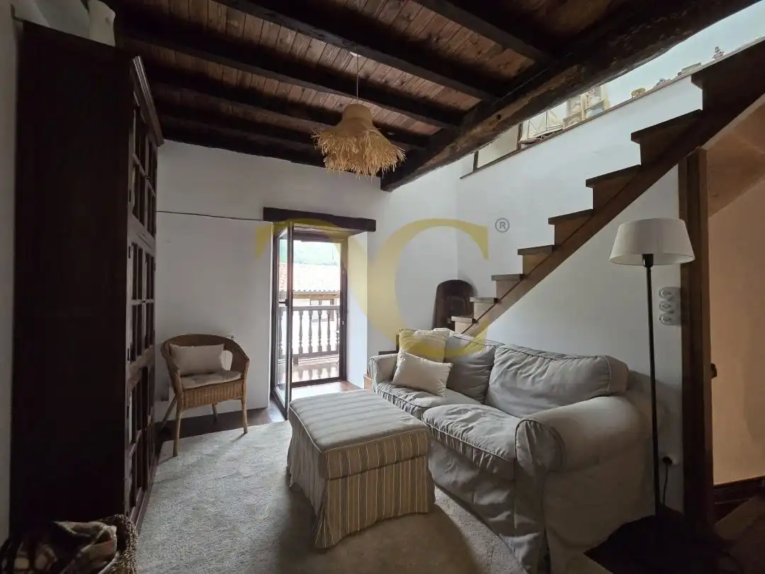 Sala d'estar de Casa adosada en venda en Llanes amb Calefacció, Jardí privat i Terrassa