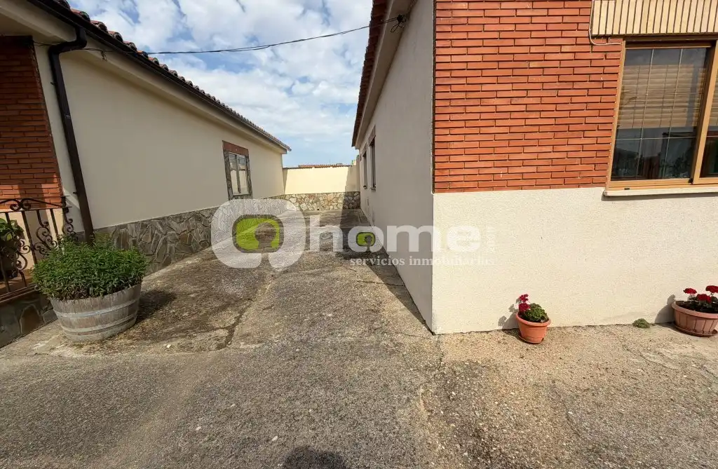 Vista exterior de Casa o xalet en venda en Moraleja del Vino amb Calefacció