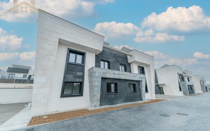 Vista exterior de Casa adosada en venda en Villaviciosa de Odón amb Aire condicionat, Terrassa i Balcó