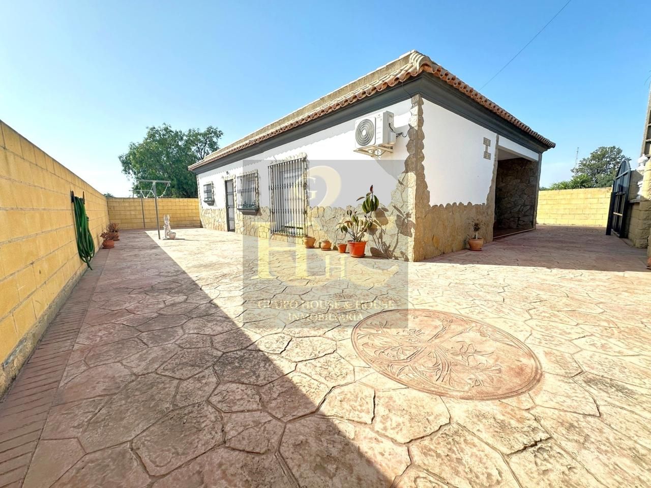 Vista exterior de Casa o xalet en venda en Sanlúcar de Barrameda amb Aire condicionat