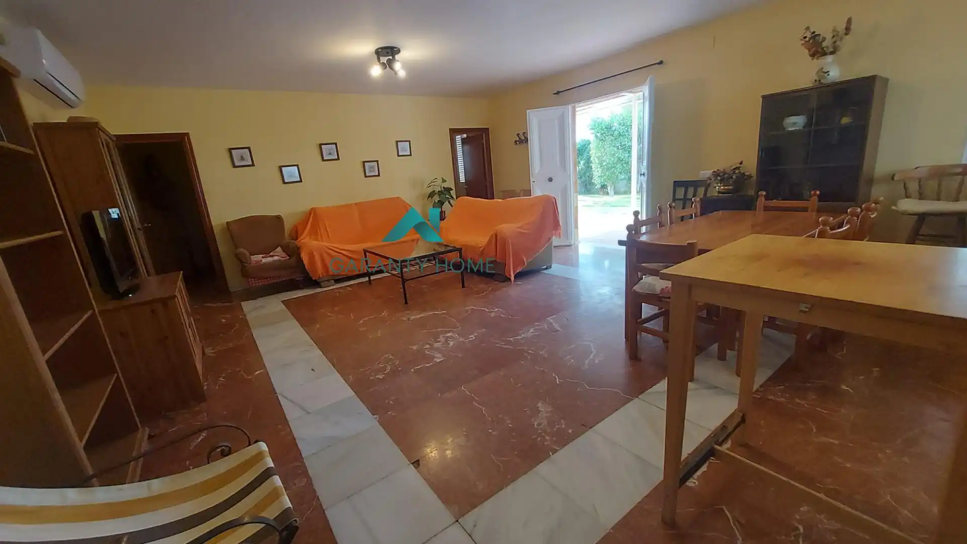 Sala d'estar de Casa o xalet en venda en Dos Hermanas amb Aire condicionat, Jardí privat i Traster