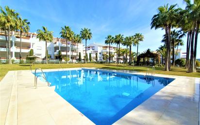 Vista exterior de Àtic en venda en Estepona amb Aire condicionat i Terrassa