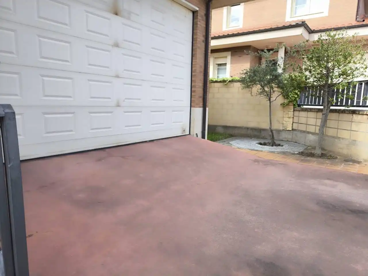 Aparcament de Casa o xalet en venda en León Capital  amb Calefacció, Parquet i Terrassa