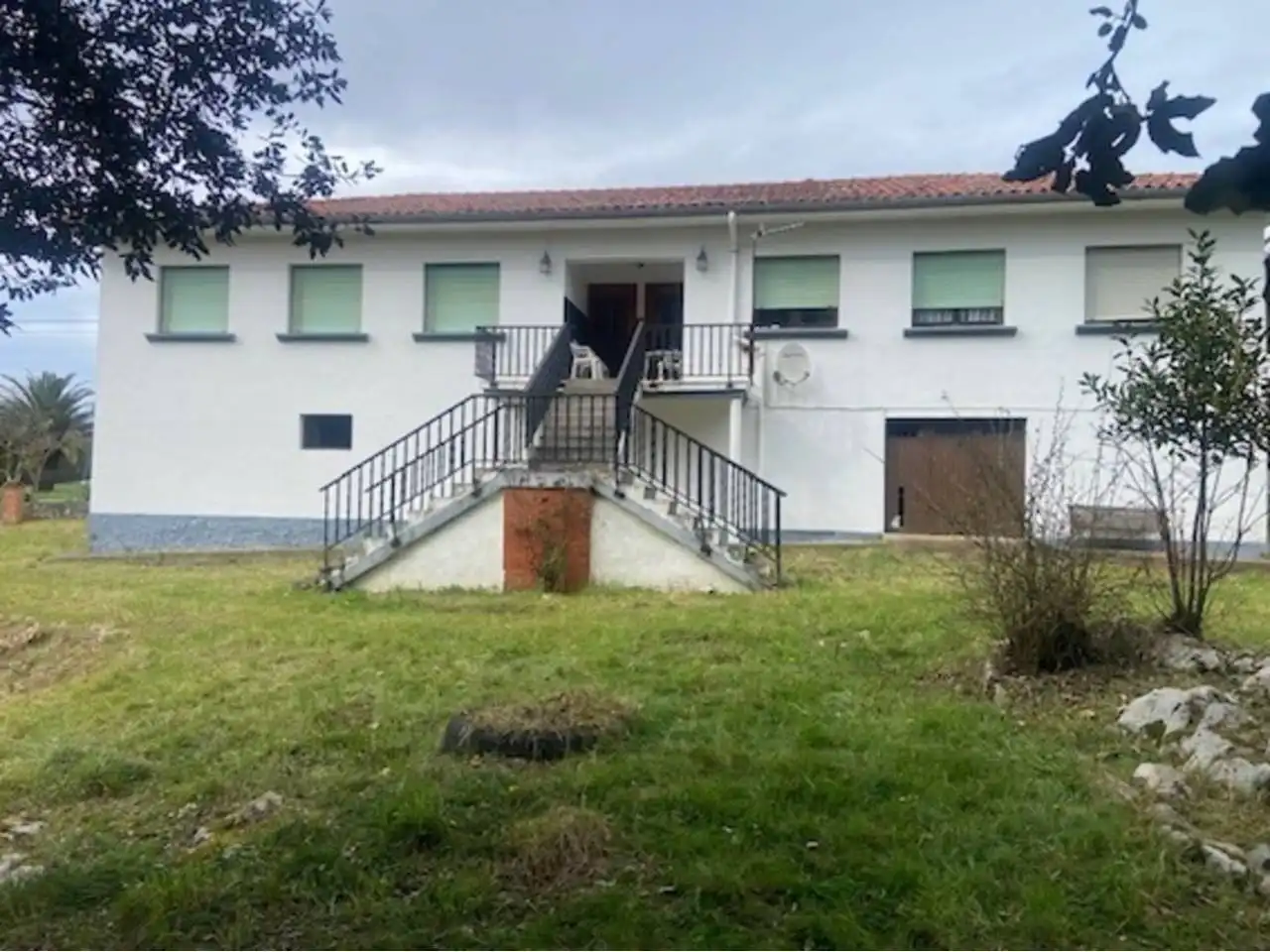 Vista exterior de Casa adosada en venda en Llanes amb Jardí privat i Terrassa