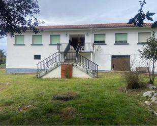 Vista exterior de Casa adosada en venda en Llanes amb Jardí privat i Terrassa